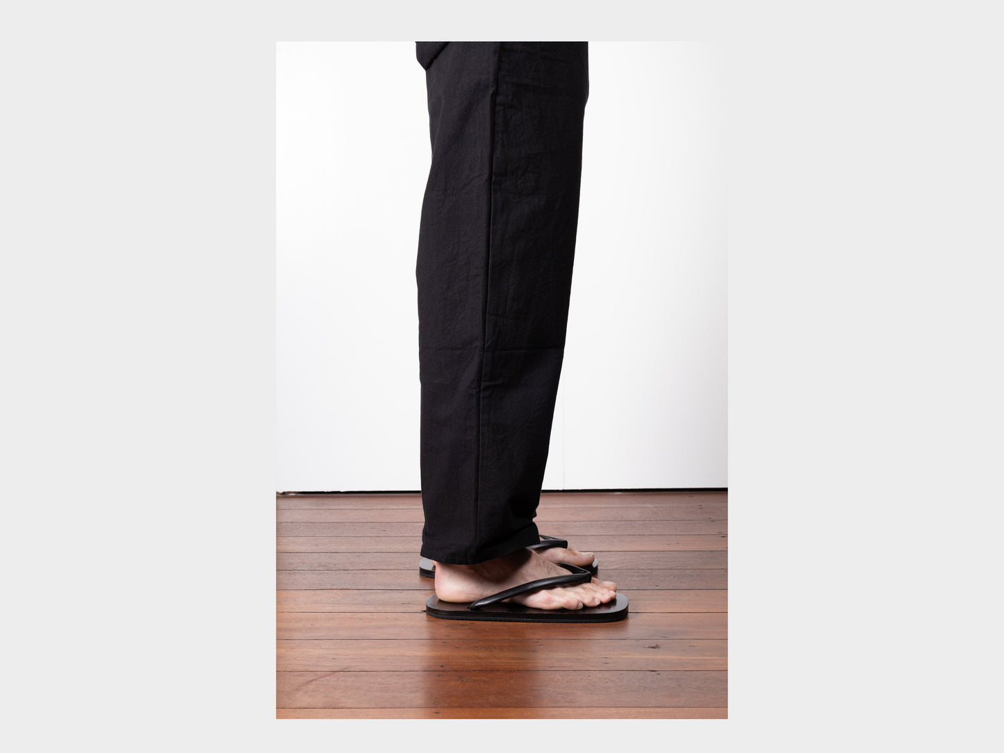 R0V6 "Sekizuka Sandal" Lacquered Bend