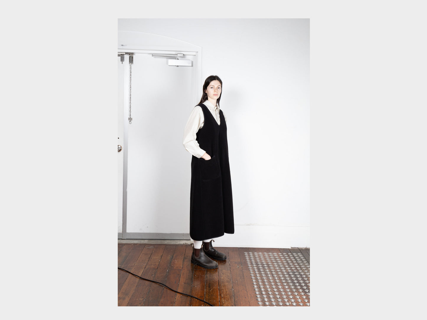 W-R19F5 "V Dress" Black 300