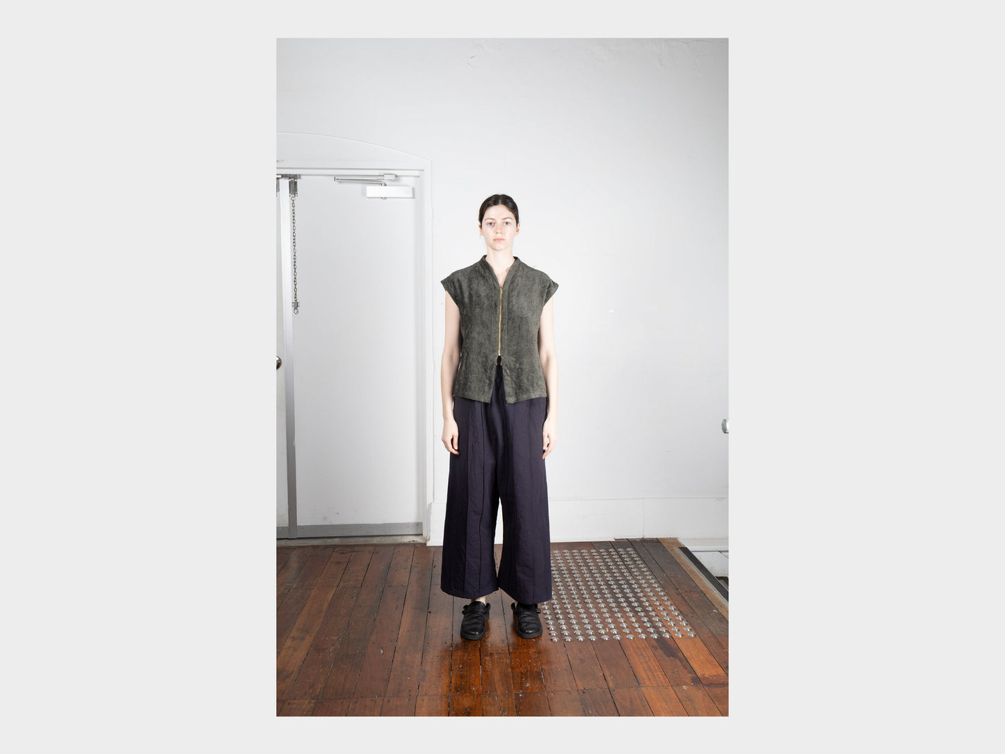 W-R20P3 "Tuck Pants" Rock Linen